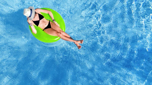 Yüzme Havuzunda Şapkalı Güzel Bir Kadın Yukarıdan Drone Manzaralı Bikinili — Stok fotoğraf