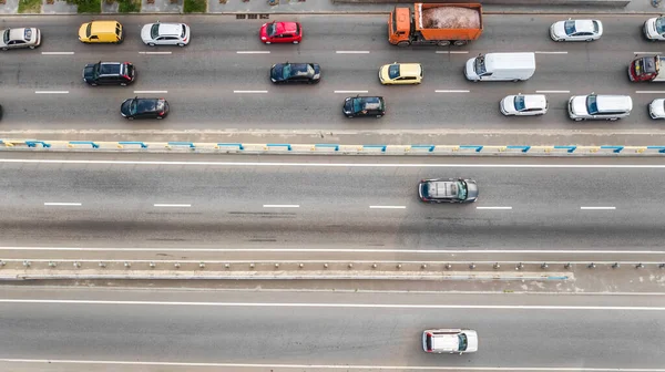 Εναέρια Drone Άποψη Της Οδικής Κυκλοφορίας Των Αυτοκινήτων Πολλά Αυτοκίνητα — Φωτογραφία Αρχείου
