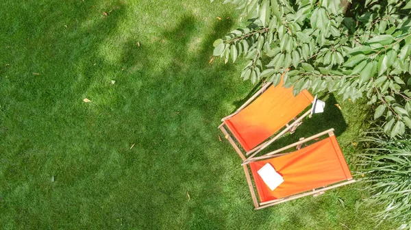 Güneş Yatağı Sandalyeli Yaz Bahçesi Çimenlerin Üstünde Gökyüzü Manzaralı Yeşil — Stok fotoğraf