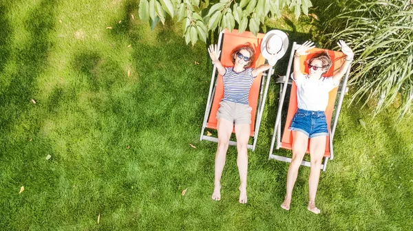 Νεαρά Κορίτσια Χαλαρώνουν Στον Κήπο Καλοκαίρι Ξαπλώστρες Στο Γρασίδι Γυναίκες — Φωτογραφία Αρχείου