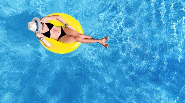 Schöne Frau Mit Hut Schwimmbad Luftaufnahme Drohne Ansicht Von Oben Stockbild