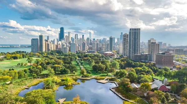从上方俯瞰芝加哥天际线空中无人机 从美国伊利诺斯州的公园俯瞰芝加哥市中心的摩天大楼 免版税图库照片