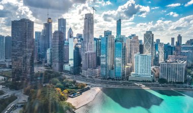 Chicago hava aracı görüntüsü yukarıdan, Chicago şehri şehir merkezi gökdelenleri ve Michigan Gölü şehri, Illinois, ABD