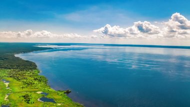 Dnipro nehri ve yeşil çayırlar yukarıdan hava manzarası, Dinyeper nehri bahar manzarası, Ukrayna