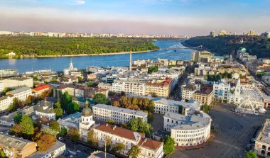 Kyiv şehri insansız hava aracı manzarası, Dnipro nehri, şehir merkezi ve Podol tarihi bölge silueti yukarıdan Kiev ve Dinyeper şehri, Ukrayna