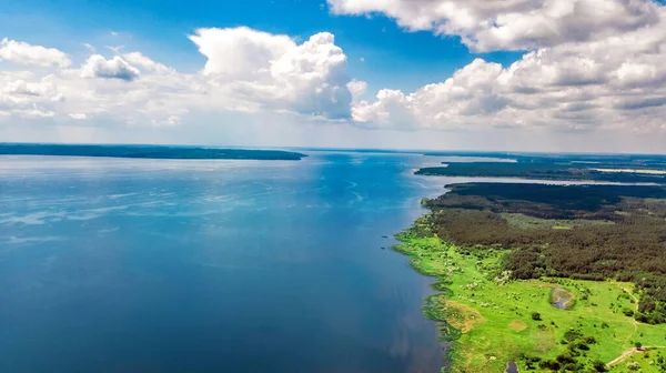 Dnipro nehri ve yeşil çayırlar yukarıdan hava manzarası, Dinyeper nehri bahar manzarası, Ukrayna