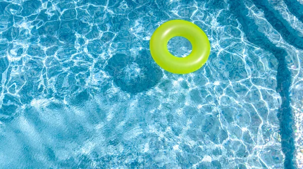 五彩缤纷的充气环形甜甜圈玩具在游泳池水面鸟瞰 家庭度假度假胜地背景 — 图库照片