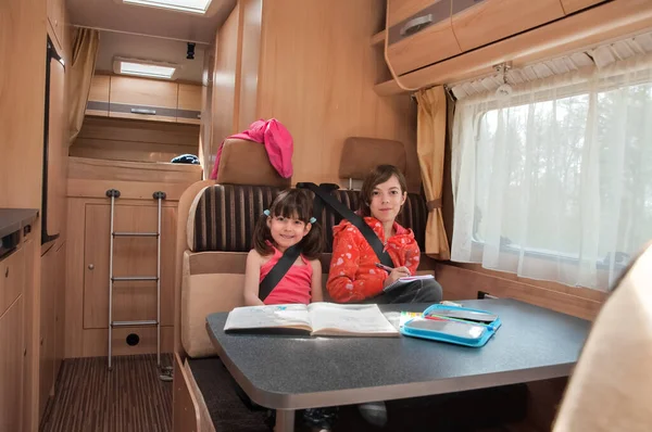 Familienurlaub Wohnmobil Urlaub Zelten Glücklich Lächelnde Kinder Reisen Wohnmobil Kinder Stockbild