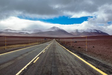 Atacama çölündeki yol, dağlar ve volkan manzarası, Şili, Güney Amerika