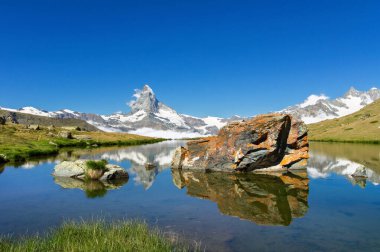 Stellisee Gölü ve Matterhorn Dağı 'nın sudaki yansımasıyla güzel İsviçre Alpleri manzarası, yaz dağları manzarası, Zermatt, İsviçre