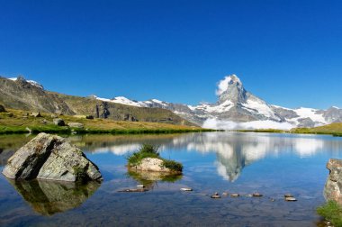 Stellisee Gölü ve Matterhorn Dağı 'nın sudaki yansımasıyla güzel İsviçre Alpleri manzarası, yaz dağları manzarası, Zermatt, İsviçre