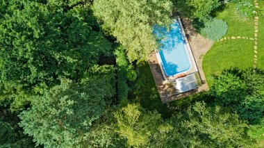 Yüzme havuzu yukarıdan güzel bahçe havuzu manzaralı.