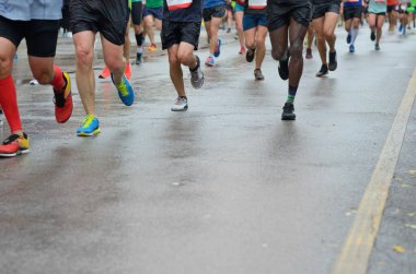 Maraton koşu yarışı, birçok koşucu ayaklarıyla yol yarışı, spor müsabakası, fitness ve sağlıklı yaşam tarzı konsepti