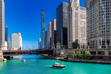 Chicago nehri turistik tekne gezisi, Chicago şehir merkezi gökdelenler silüeti, Illinois, ABD