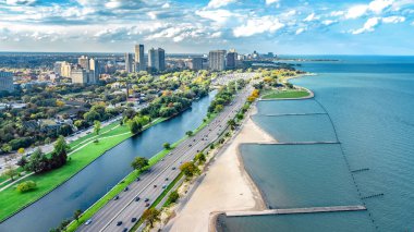 Chicago hava aracı görüntüsü yukarıdan, Chicago şehir merkezi gökdelenler şehir kuşu manzarası parktan, Illinois, ABD