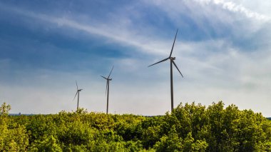 Yel değirmeni parkı veya çiftlik hava aracı görüntüsü, Hollanda 'da jenerasyon elektrik türbinleri, yeşil temiz enerji üretimi