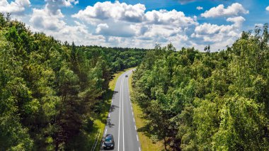 Yeşil ormandaki arabalar için otomobil yolunun hava aracı görüntüsü, yukarıdan manzara manzarası