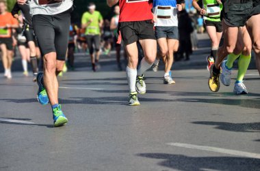 Maraton koşu yarışı, birçok koşucu ayaklarıyla yol yarışı, spor müsabakası, fitness ve sağlıklı yaşam tarzı konsepti