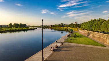 Maas nehri kıyısındaki Venlo şehri hava aracı görüntüsü yukarıdan, Limburg, Hollanda