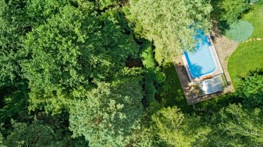 Yüzme havuzu yukarıdan güzel bahçe havuzu manzaralı.