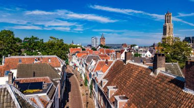 Yukarıdan Utrecht kasabası insansız hava aracı görüntüsü, tipik Hollanda şehir silueti, Kulesi, kanalları ve evleri olan Utrecht şehri, Hollanda, Hollanda