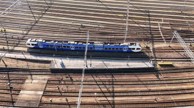 Demiryolu, tren rayları ve yukarıdan hava aracı görüntüsü, Hollanda 'daki tren istasyonu, ulaşım ve toplu taşıma altyapısı kavramı