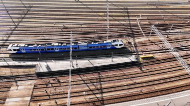 Demiryolu, tren rayları ve yukarıdan hava aracı görüntüsü, Hollanda 'daki tren istasyonu, ulaşım ve toplu taşıma altyapısı kavramı