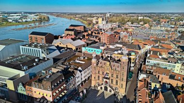 Venlo şehir merkezi gökyüzü manzaralı, tarihi belediye binası, mimari ve Meuse nehri, Venlo kasabası insansız hava aracı şehri, Hollanda