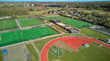 Futbol sahaları ve yukarıdan gelen pist hava aracı manzaralı spor parkı, Hollanda 'daki futbol ve spor stadyumu kuşları manzaralı, spor ve spor altyapı tesisleri