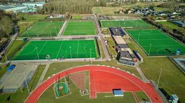 Futbol sahaları ve yukarıdan gelen pist hava aracı manzaralı spor parkı, Hollanda 'daki futbol ve spor stadyumu kuşları manzaralı, spor ve spor altyapı tesisleri