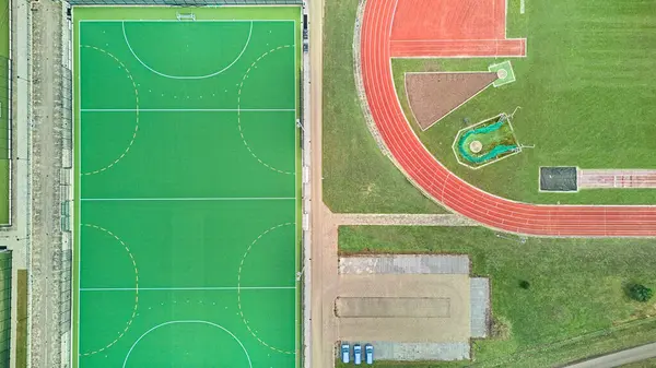 Futbol sahaları ve yukarıdan gelen pist hava aracı manzaralı spor parkı, Hollanda 'daki futbol ve spor stadyumu kuşları manzaralı, spor ve spor altyapı tesisleri