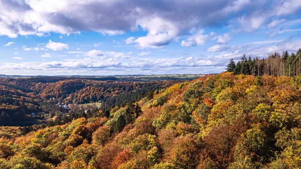 Ardennes Dağları 'nın sonbahar manzarası, tepeler ve sonbahar ormanı Mullerthal Yolu, Lüksemburg