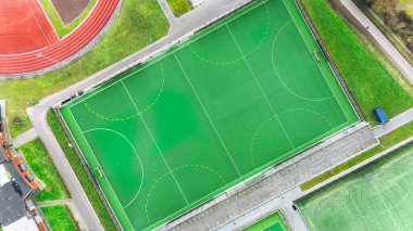 Futbol sahaları ve yukarıdan gelen pist hava aracı manzaralı spor parkı, Hollanda 'daki futbol ve spor stadyumu kuşları manzaralı, spor ve spor altyapı tesisleri