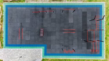 Sokak çalışması için açık hava spor salonu, barlı ve spor aletli modern spor alanı açık hava fitness ve egzersiz için spor salonu, dışarıda jimnastik parkı, şehir konseptinde sağlıklı yaşam tarzı.