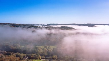 Ardennes Dağları 'nın sonbahar manzarası, yukarıdan gelen sisli sabah tepeleri ve Lüksemburg Mullerthal Yolu' nun sonbahar ormanı.
