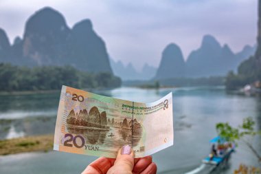 Li River 'ın ünlü manzarası Guilin, Yangshuo' da RMB 'de 20 Yuan' lık banknot ve arka planda Li River, Çin