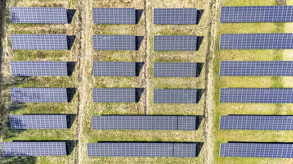 Güneş panelleri çiftliğinin hava aracı görüntüsü, yeşil sürdürülebilir yenilenebilir enerji konsepti için güneş enerjisi, Hollanda 'daki fotovoltaik enerji istasyonu veya güneş parkı