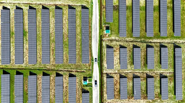 Güneş panelleri çiftliğinin hava aracı görüntüsü, yeşil sürdürülebilir yenilenebilir enerji konsepti için güneş enerjisi, Hollanda 'daki fotovoltaik enerji istasyonu veya güneş parkı