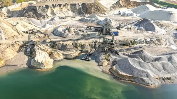 Maas Nehri 'ndeki tekneler için yeni marina limanı yukarıdan, Venlo, Hollanda' dan drone görüntüsü