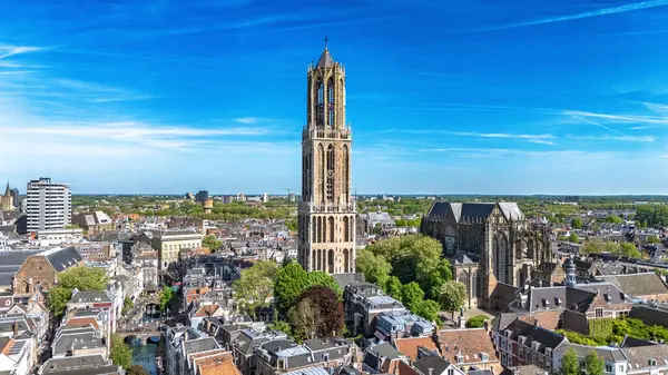 Yukarıdan Utrecht kasabası insansız hava aracı görüntüsü, tipik Hollanda şehir silueti, Kulesi, kanalları ve evleri olan Utrecht şehri, Hollanda, Hollanda