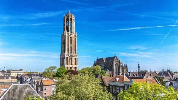 Yukarıdan Utrecht kasabası insansız hava aracı görüntüsü, tipik Hollanda şehir silueti, Kulesi, kanalları ve evleri olan Utrecht şehri, Hollanda, Hollanda