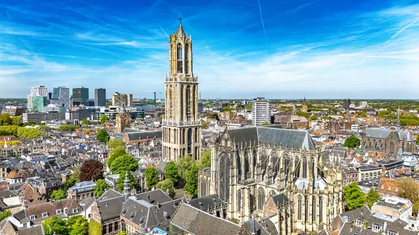 Yukarıdan Utrecht kasabası insansız hava aracı görüntüsü, tipik Hollanda şehir silueti, Kulesi, kanalları ve evleri olan Utrecht şehri, Hollanda, Hollanda