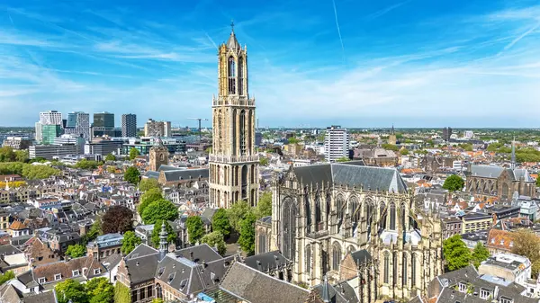 Yukarıdan Utrecht kasabası insansız hava aracı görüntüsü, tipik Hollanda şehir silueti, Kulesi, kanalları ve evleri olan Utrecht şehri, Hollanda, Hollanda