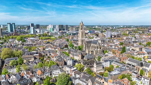 Yukarıdan Utrecht kasabası insansız hava aracı görüntüsü, tipik Hollanda şehir silueti, Kulesi, kanalları ve evleri olan Utrecht şehri, Hollanda, Hollanda