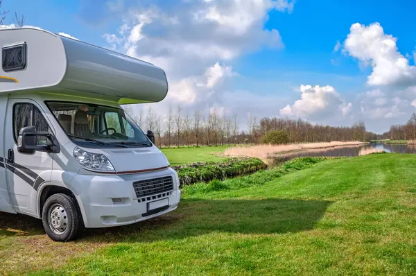 Kamp yaparken arka planda güzel doğa manzarası, kamp alanı manzarası, tatil gezisi konseptinde karavanda aile seyahati.