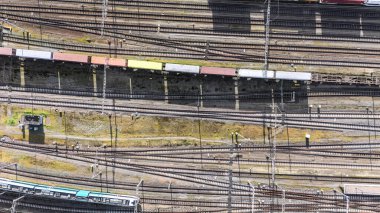 Demiryolu, tren rayları ve trenler yukarıdan hava aracı görüntüsü, Hollanda 'daki tren istasyonu, ulaşım, lojistik ve toplu taşıma altyapısı konsepti