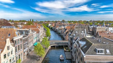Leiden kasabasının insansız hava aracı görüntüsü yukarıdan tipik Hollanda şehri kanalları ve evleri, Leiden mimarisi, Güney Hollanda, Hollanda