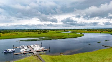 Shannon nehrinin ve kırsal İrlanda manzarasının insansız hava aracı görüntüsü, tatil nehir tekneli küçük marina, ilçe Offaly, İrlanda