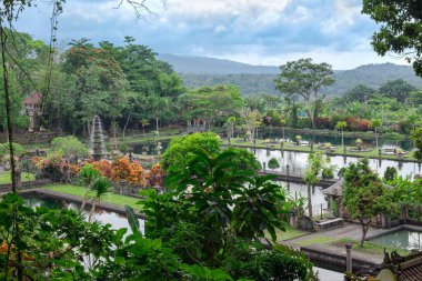 Tirta Gangga su sarayının güzel manzarası ve Endonezya, Bali 'de park