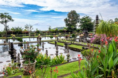 Tirta Gangga su sarayının güzel manzarası ve Endonezya, Bali 'de park